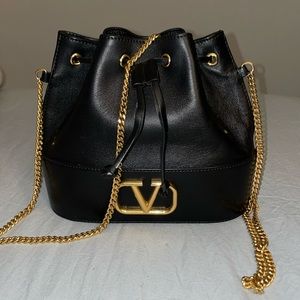 Valentino Garavani bucket bag in leather and metal, drawstring closure